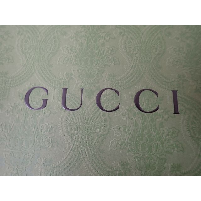 Gucci(グッチ)のグッチのバッグの専用箱のみ　緑色グリーン柄入り　取扱説明書2冊も同梱します インテリア/住まい/日用品の収納家具(ケース/ボックス)の商品写真