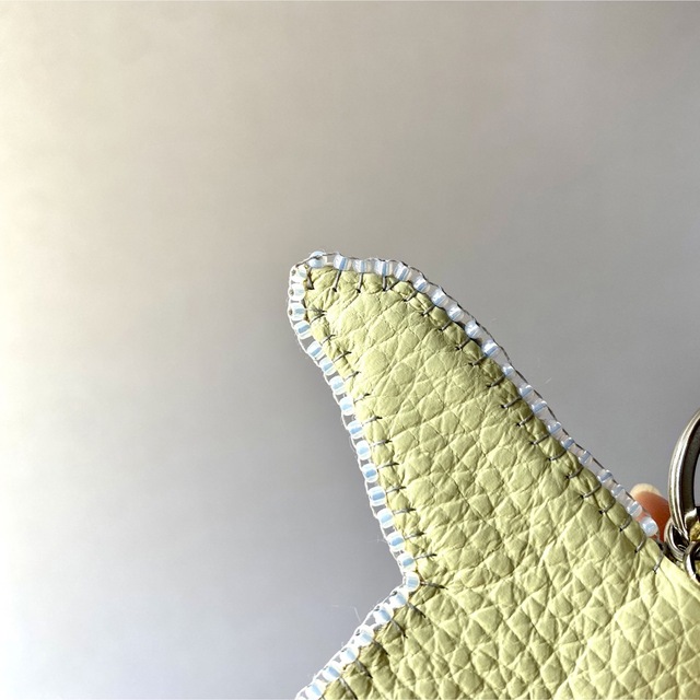 【ハンドメイド】シロクマのバッグチャーム　ポンポン　ビーズ　刺繍