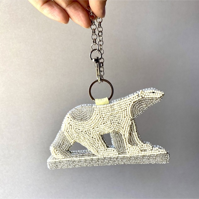 【ハンドメイド】シロクマのバッグチャーム　ポンポン　ビーズ　刺繍