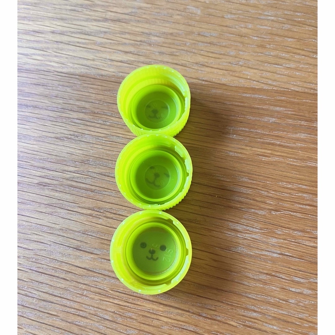 ペットボトル　フタ　キャップ　緑　3個　Qoo ハンドメイドの素材/材料(各種パーツ)の商品写真