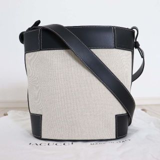 イアクッチ(IACUCCI)の美品 IACUCCI アリア SD SALE E PEPE ショルダー バッグ(ショルダーバッグ)