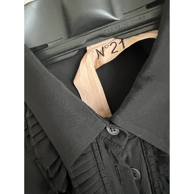 N°21(ヌメロヴェントゥーノ)のヌメロヴェントゥーノ フリル シャツ ブラウス シルク 黒 美品 レディースのトップス(シャツ/ブラウス(長袖/七分))の商品写真