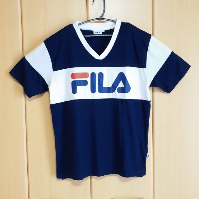 FILA(フィラ)のFILA　Tシャツ　ビッグロゴ　VネックTシャツ　M　ユニセックス メンズのトップス(Tシャツ/カットソー(半袖/袖なし))の商品写真