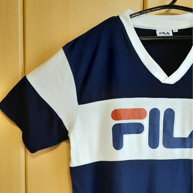 FILA(フィラ)のFILA　Tシャツ　ビッグロゴ　VネックTシャツ　M　ユニセックス メンズのトップス(Tシャツ/カットソー(半袖/袖なし))の商品写真