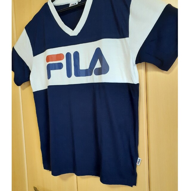 FILA(フィラ)のFILA　Tシャツ　ビッグロゴ　VネックTシャツ　M　ユニセックス メンズのトップス(Tシャツ/カットソー(半袖/袖なし))の商品写真