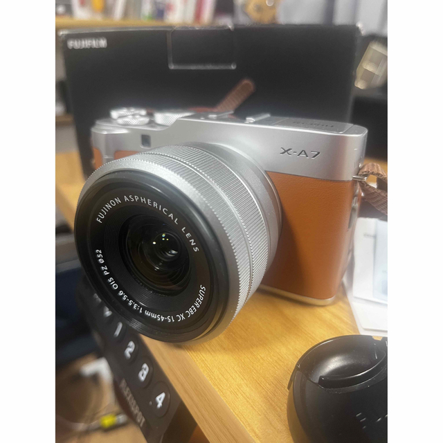 富士フイルム(フジフイルム)の【とっぴぃ〜様専用】FUJI FILM X-A7 レンズキット CAMEL スマホ/家電/カメラのカメラ(ミラーレス一眼)の商品写真