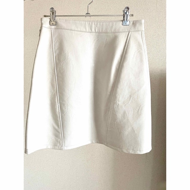 ZARA(ザラ)のZARA  レザー　ミニ　スカート  ホワイト レディースのスカート(ミニスカート)の商品写真