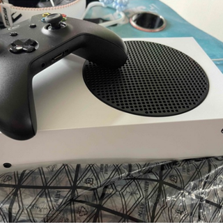 美品☆Xbox Series S本体 + コントローラー +電源ケーブル(家庭用ゲーム機本体)