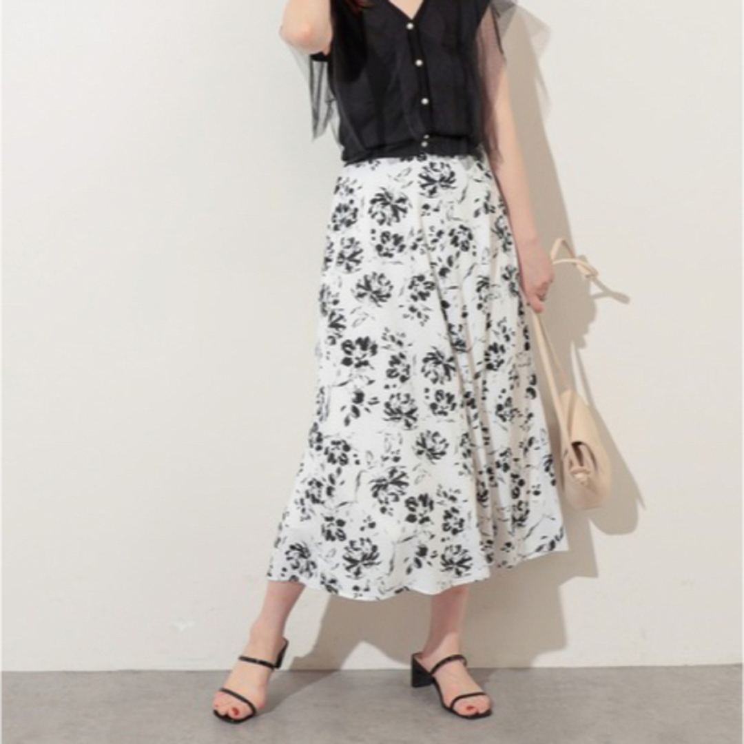 natural couture(ナチュラルクチュール)のnatural couture 単色花柄スカート レディースのスカート(ロングスカート)の商品写真