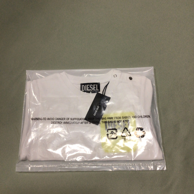 DIESEL(ディーゼル)の洗練されたデザイン　DIESEL　ポケットTシャツ　イエロー　12M　80cm キッズ/ベビー/マタニティのベビー服(~85cm)(Ｔシャツ)の商品写真