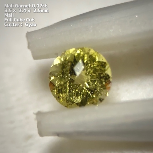 ヤフオクへ移動→マリガーネット0.17ct 3.5mmにフルキューブ???? 1