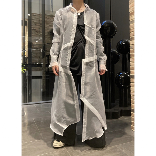 Yasuyuki Ishii(ヤスユキイシイ)のyasuyuki.ishii デザイン型ダーツ入り ロングシャツ メンズのジャケット/アウター(その他)の商品写真