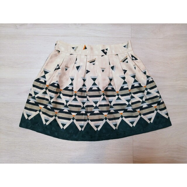 グリーン×クリーム色の幾何学模様　プリーツミニスカート レディースのスカート(ミニスカート)の商品写真