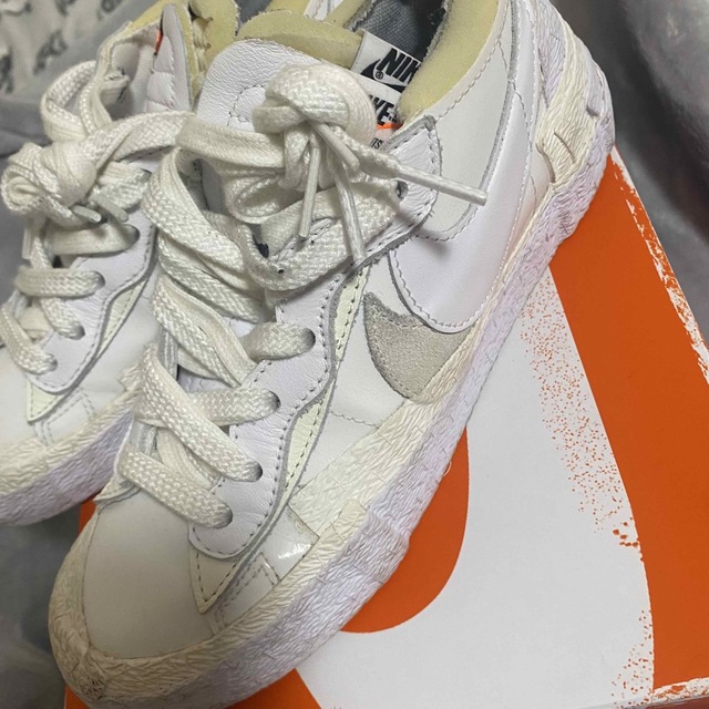 NIKE(ナイキ)のNIKE × Sacai Blazer Low “white” 23.5cm レディースの靴/シューズ(スニーカー)の商品写真