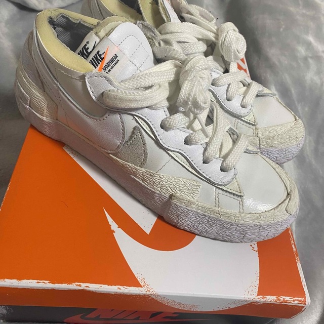 NIKE(ナイキ)のNIKE × Sacai Blazer Low “white” 23.5cm レディースの靴/シューズ(スニーカー)の商品写真