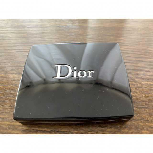 Dior(ディオール)のディオール　サンククルール　アイシャドウ　677 コスメ/美容のベースメイク/化粧品(アイシャドウ)の商品写真