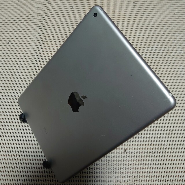 iPad(アイパッド)の完動品液晶無傷iPad第6世代(A1893)本体32GBシルバーWi-Fiモデル スマホ/家電/カメラのPC/タブレット(タブレット)の商品写真