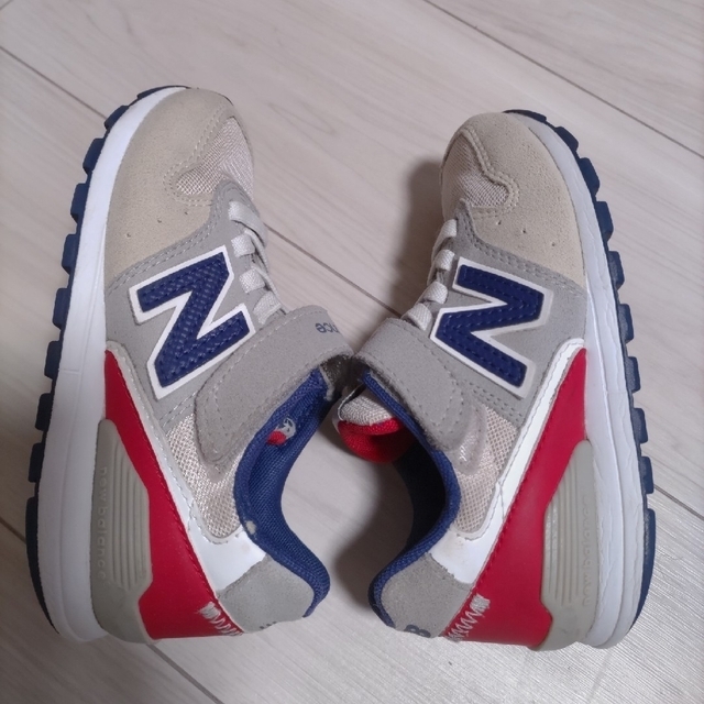 ニューバランス 996 グレー 17cm New Balance キッズ/ベビー/マタニティのキッズ靴/シューズ(15cm~)(スニーカー)の商品写真