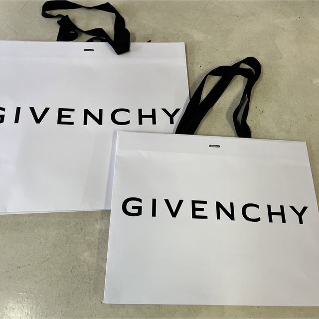 GIVENCHY(ジバンシィ)のgivenchy 紙袋　2p レディースのバッグ(ショップ袋)の商品写真