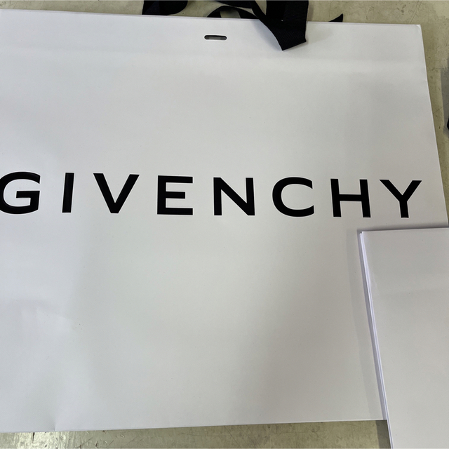 GIVENCHY(ジバンシィ)のgivenchy 紙袋　2p レディースのバッグ(ショップ袋)の商品写真