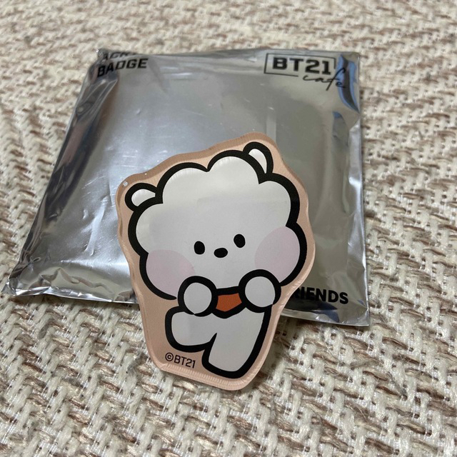 BT21 minini カフェ アクリルバッジ &カードセット　RJ  エンタメ/ホビーのおもちゃ/ぬいぐるみ(キャラクターグッズ)の商品写真