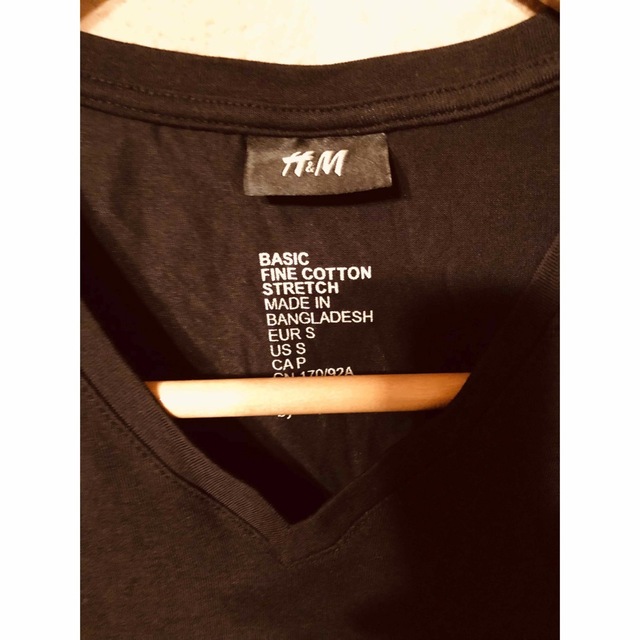 H&M(エイチアンドエム)のH&M Ｖネック無地Tシャツ白・黒２枚セット Sサイズ メンズのトップス(Tシャツ/カットソー(半袖/袖なし))の商品写真
