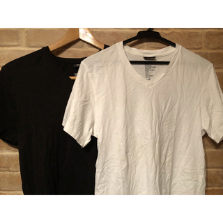 エイチアンドエム(H&M)のH&M Ｖネック無地Tシャツ白・黒２枚セット Sサイズ(Tシャツ/カットソー(半袖/袖なし))
