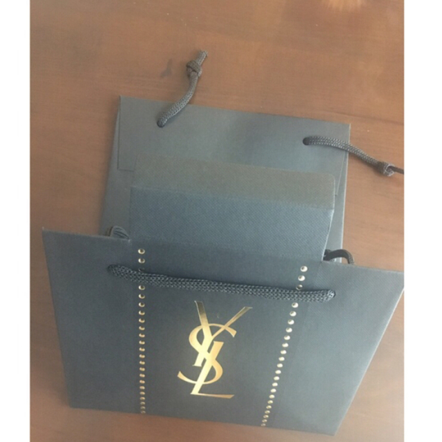 Yves Saint Laurent(イヴサンローラン)のイヴ・サンローラン　袋　ギフトバック　ショップ袋　ショッパー　紙袋　 レディースのバッグ(ショップ袋)の商品写真