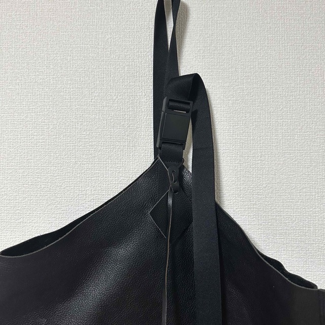 NL ニール HANS レザーワンショルダーバッグ・ブラック メンズのバッグ(トートバッグ)の商品写真
