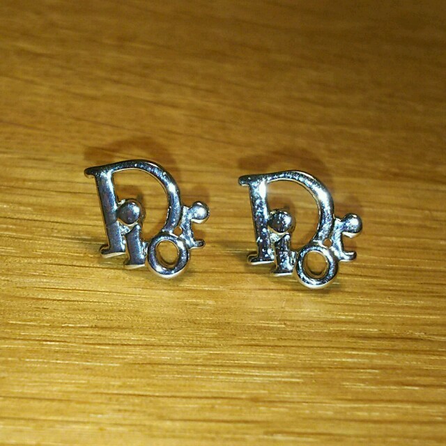 Christian Dior - Dior ロゴピアス 値下げしました!の通販 by かお's