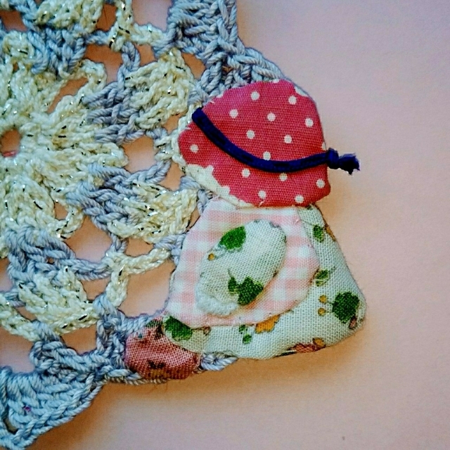 スーちゃん&ビリーのアップリケ付き手編み レースコースター 5色セット ハンドメイドの生活雑貨(キッチン小物)の商品写真