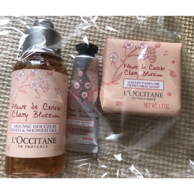 L'OCCITANE(ロクシタン)の新品・未使用【ロクシタン　チェリーブロッサム】3点セットギフトボックス コスメ/美容のボディケア(ハンドクリーム)の商品写真