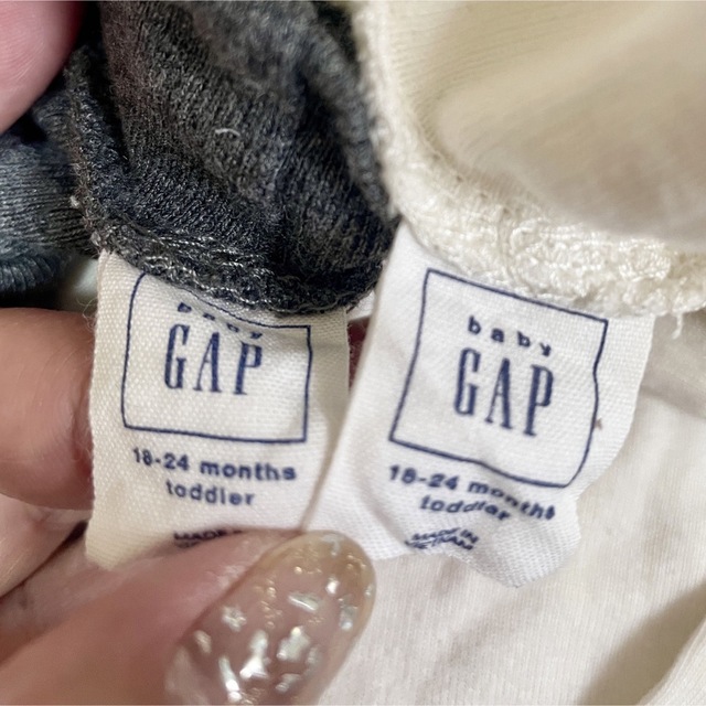 babyGAP(ベビーギャップ)の【baby GAP】ハイネックカットソー　白灰　2枚セット90cm キッズ/ベビー/マタニティのキッズ服女の子用(90cm~)(Tシャツ/カットソー)の商品写真