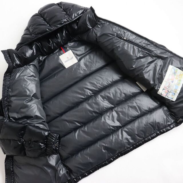 MONCLER(モンクレール)の美品●MONCLER モンクレール MAYA GIUBBOTTO/マヤ  WZIP ロゴワッペン付き フーデッドダウンジャケット ブラック 2 正規品 メンズ メンズのジャケット/アウター(ダウンジャケット)の商品写真