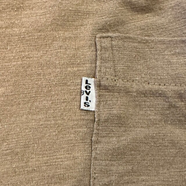 Levi's(リーバイス)のリーバイス　無地　Vネック　半袖　ポケット付きTシャツ　ブラウン メンズのトップス(Tシャツ/カットソー(半袖/袖なし))の商品写真