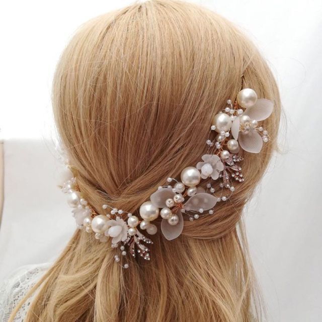 新品　パールヘアカチューシャ　結婚式　花　フラワー　髪飾り　ヘアアクセ レディースのヘアアクセサリー(カチューシャ)の商品写真