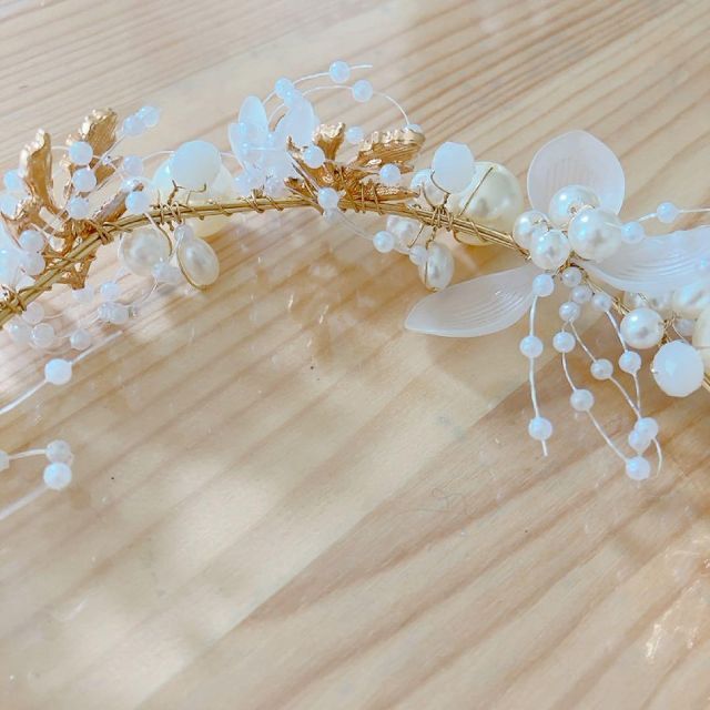 新品　パールヘアカチューシャ　結婚式　花　フラワー　髪飾り　ヘアアクセ レディースのヘアアクセサリー(カチューシャ)の商品写真