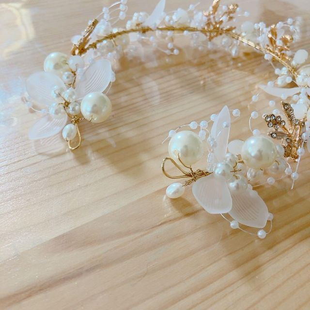 新品　パールヘアカチューシャ　結婚式　花　フラワー　髪飾り　ヘアアクセ レディースのヘアアクセサリー(カチューシャ)の商品写真