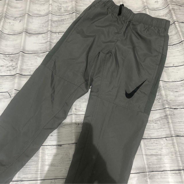 NIKE(ナイキ)のキッズ　NIKE ナイキ  テーパード　ウーブンパンツ　新品　140 キッズ/ベビー/マタニティのキッズ服男の子用(90cm~)(その他)の商品写真