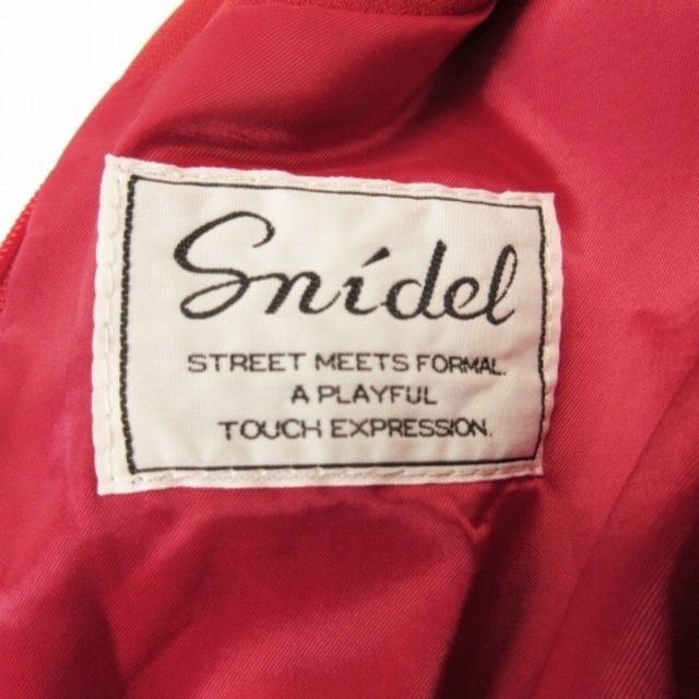 SNIDEL(スナイデル)のスナイデル ワンピース ひざ丈 半袖 Vバック ペタルスリーブ 0 レッド レディースのワンピース(ひざ丈ワンピース)の商品写真