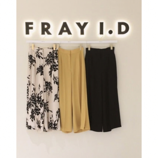 FRAY I.D(フレイアイディー)の新品　FRAY I.D フレイアイディー  スリット　0 花柄パンツ　 ワイド  レディースのパンツ(カジュアルパンツ)の商品写真