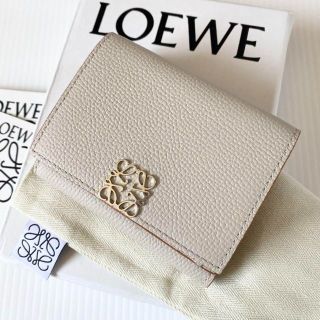 ロエベ(LOEWE)の❤️ロエベ❤️アナグラム トライフォールドウォレット ライトゴースト(財布)