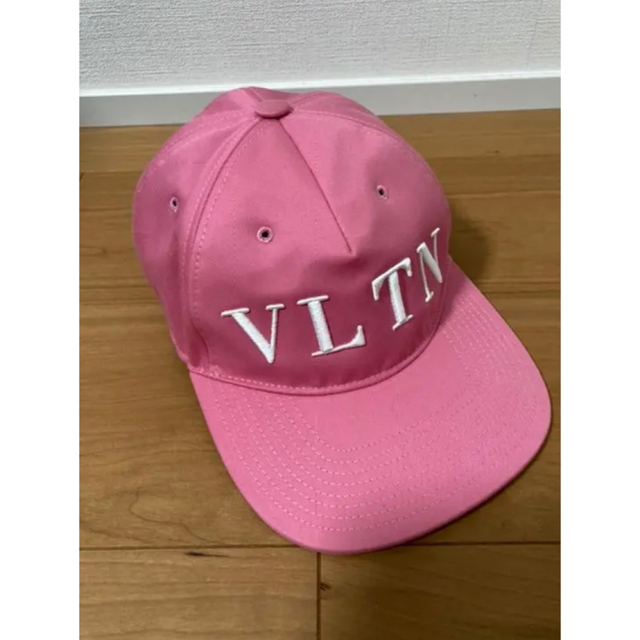 ヴァレンティノ　VLTN ピンク　キャップ　帽子 | フリマアプリ ラクマ