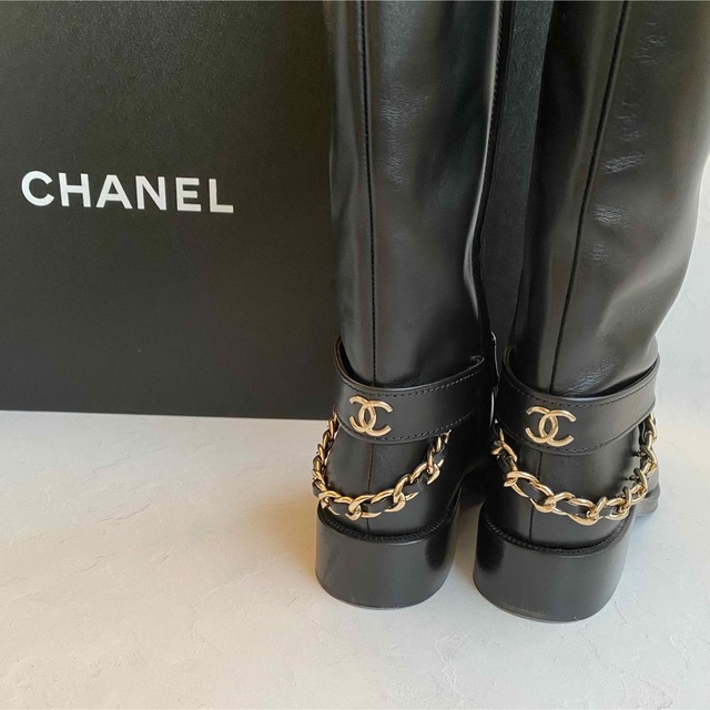 CHANEL(シャネル)の【美品（一度着用のみ）】CHANEL/チェーンロングブーツ レディースの靴/シューズ(ブーツ)の商品写真