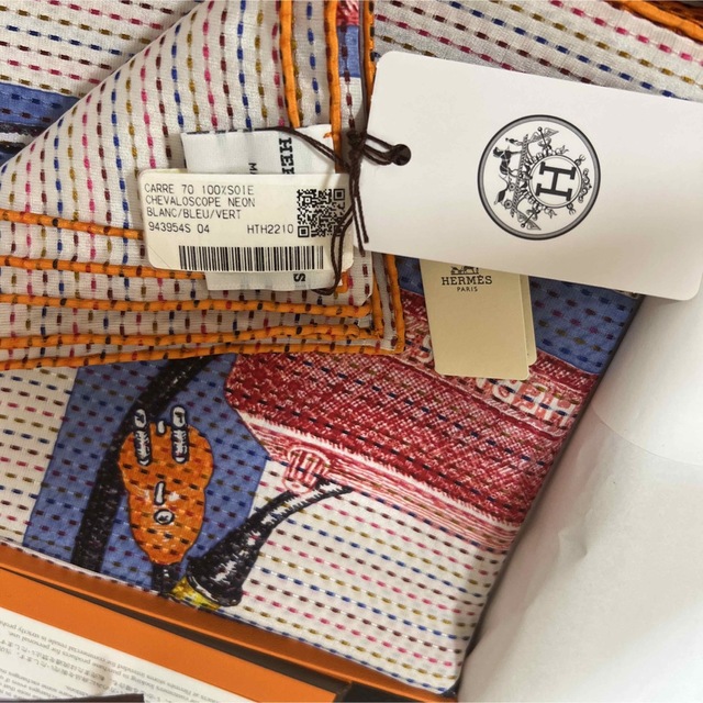 Hermes(エルメス)の新品未使用 エルメス カレ 70 《シュヴァロスコープ・ネオン・ポワンティエ》 レディースのファッション小物(バンダナ/スカーフ)の商品写真