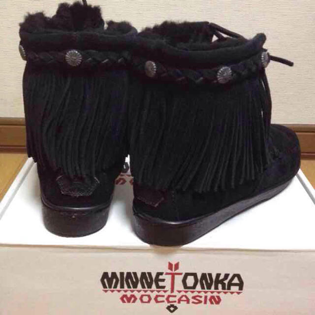 Minnetonka(ミネトンカ)のミネトンカ フリンジ ムートンブーツ レディースの靴/シューズ(ブーツ)の商品写真
