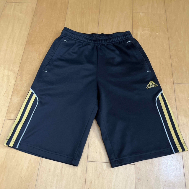 adidas(アディダス)のアディダス　150cm ハーフパンツ キッズ/ベビー/マタニティのキッズ服男の子用(90cm~)(パンツ/スパッツ)の商品写真