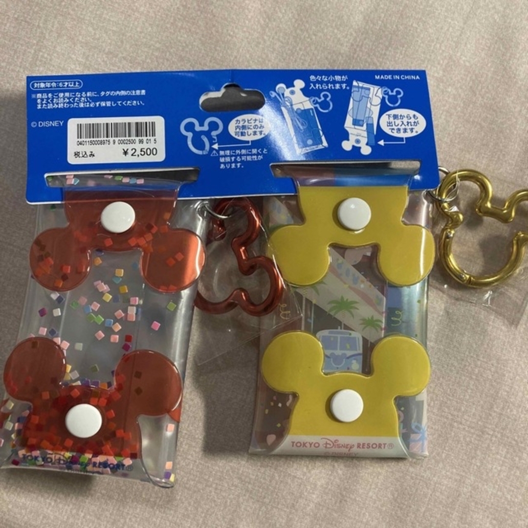 ミッキーマウス(ミッキーマウス)の新品未使用　東京ディズニーリゾート　バースデーミッキー　カラビナケース付き2個 エンタメ/ホビーのおもちゃ/ぬいぐるみ(キャラクターグッズ)の商品写真