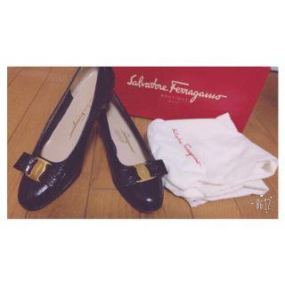 サルヴァトーレフェラガモ(Salvatore Ferragamo)のお値下げ中‼️  フェラガモ 型押しタイプのリボンパンプス(ハイヒール/パンプス)