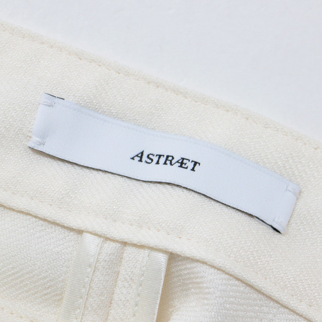 ASTRAET(アストラット)のASTRAET アストラット パンツ フレア ズボン ボトムス オフホワイト 白 1 M ワイド フルレングス ロング ハイウエスト ブーツカット きれいめ 大人 楽ちん 体型カバー 着まわし ブランド シンプル カジュアル 日本製【レディース】【中古】【K3736】 レディースのパンツ(カジュアルパンツ)の商品写真